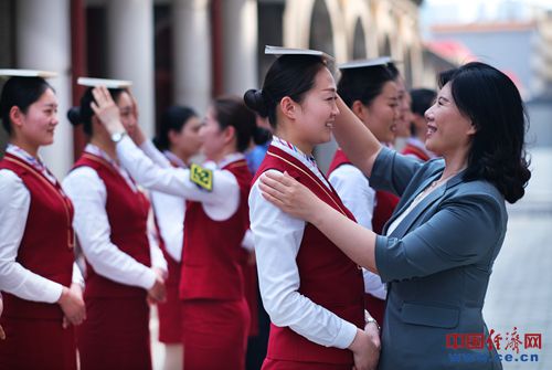 京張高鐵高姐 以專業禮儀風貌，迎接冬奧服務新篇章